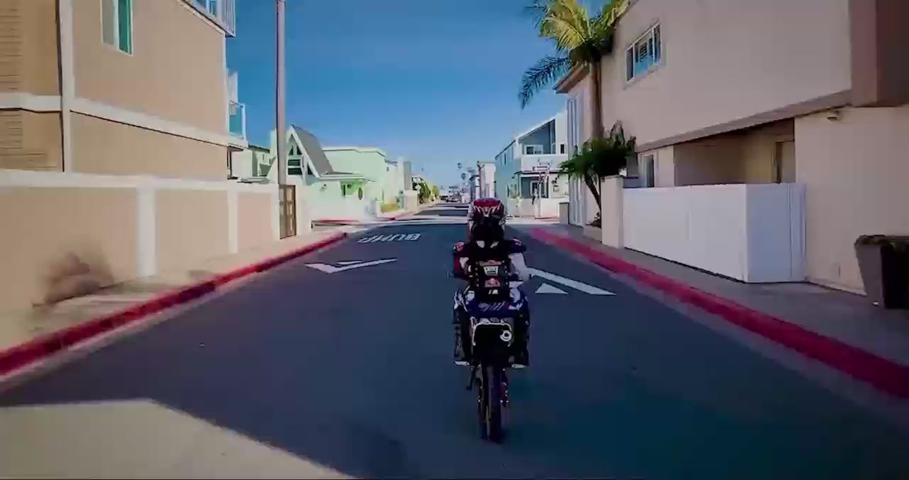 Charger la vidéo : Un enfant conduit une moto tout-terrain VK 58cc
